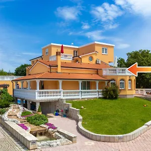 villa-marko-3-apartments-with-shared-swimming-pool.in-istria.net/
